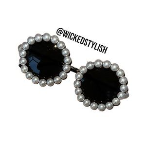 Pearl black frame sunglasses 🕶️